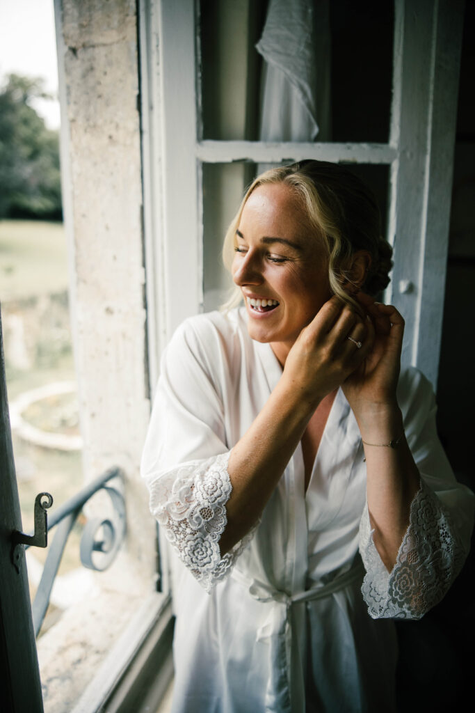 Bruden gjør seg klar før bryllupet.