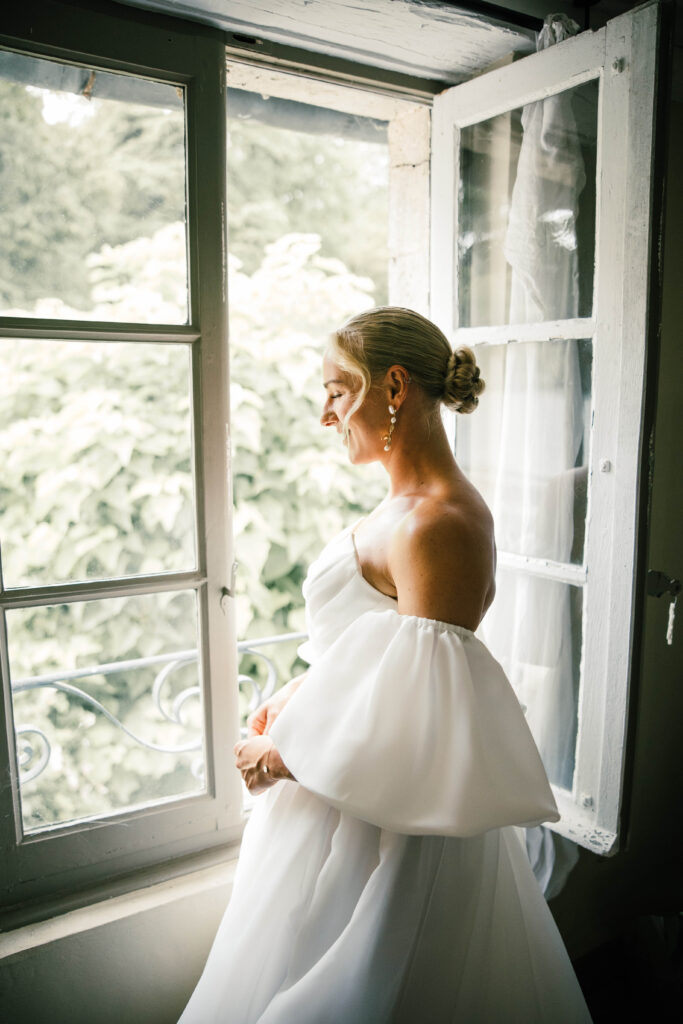 Bruden gjør seg klar før bryllupet.