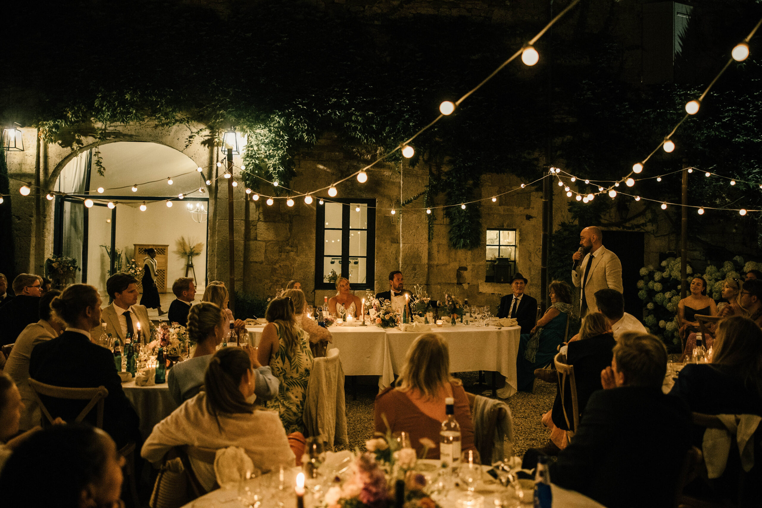 Bryllupsfoto ved en historisk bygning med fransk stemning.