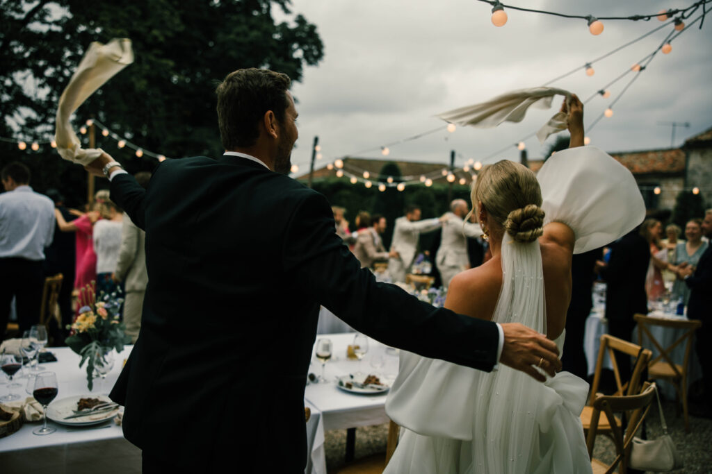 Brudepar fotografert utendørs under et destinasjonsbryllup.