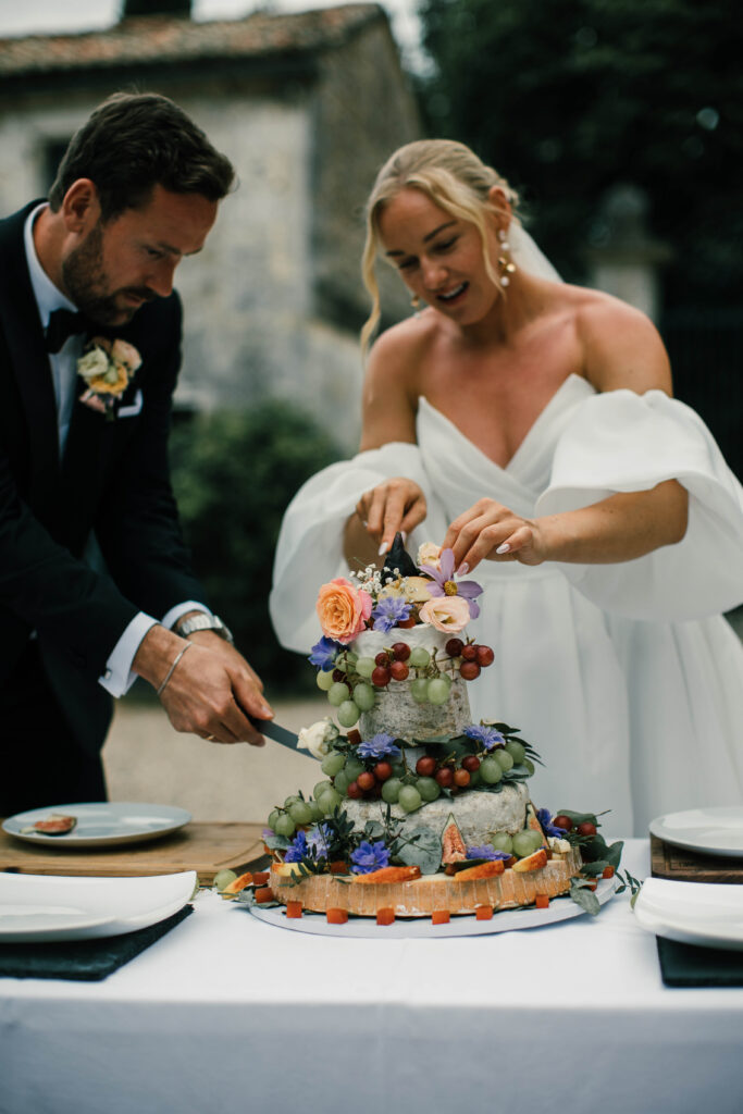 Brudepar fotografert utendørs under et destinasjonsbryllup.