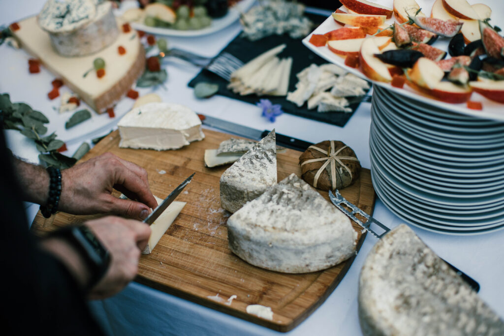 Stilige borddetaljer fra en utendørs bryllupsfest.