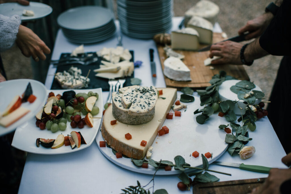 Stilige borddetaljer fra en utendørs bryllupsfest.