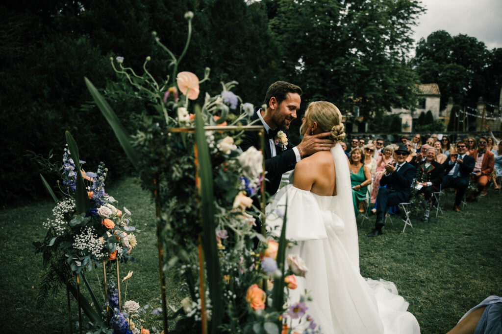 Brudepar fotografert utendørs under et destinasjonsbryllup.