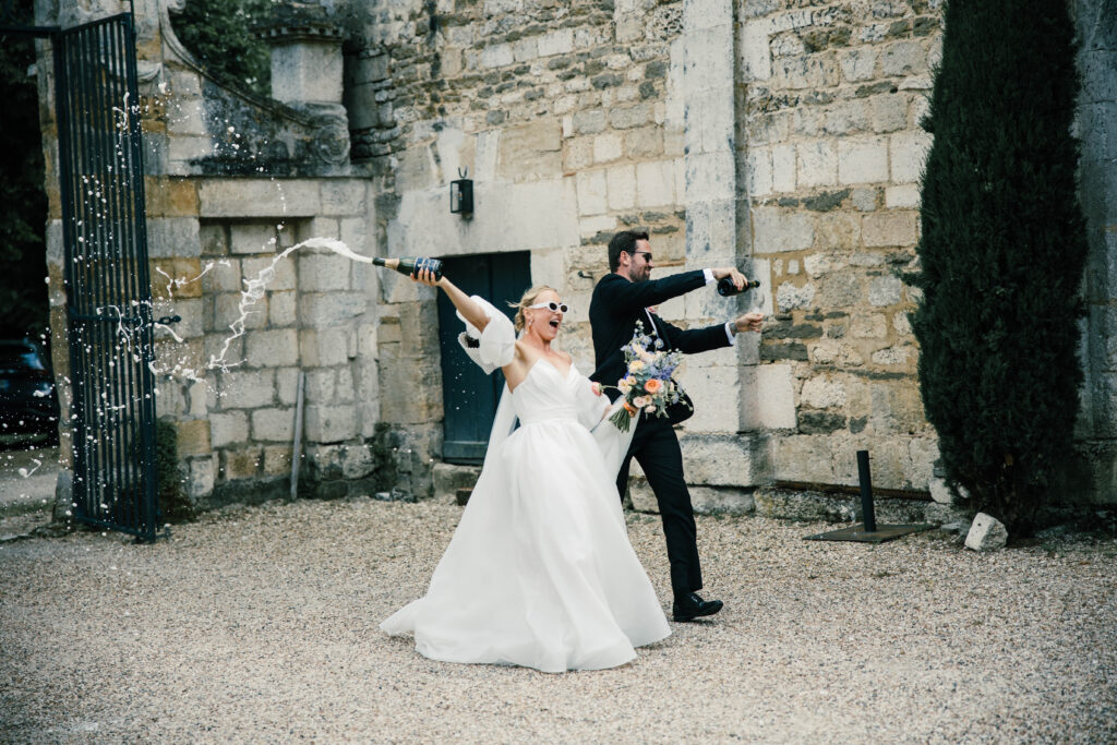 Brudepar fotografert utendørs under et destinasjonsbryllup.