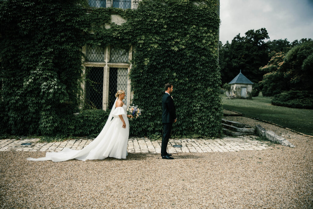 Brudepar ved en historisk bygning med fransk stemning