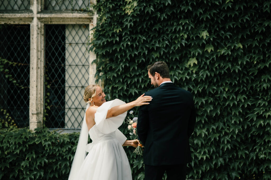 Brudepar ved en historisk bygning med fransk stemning