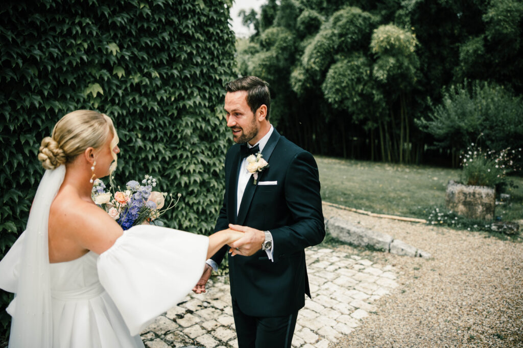 Brudepar ved en historisk bygning med fransk stemning