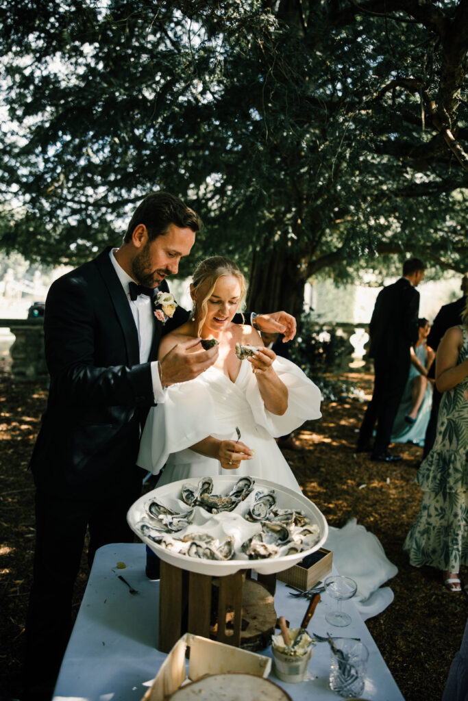 Bryllupsfoto i omgivelser som minner om vingård og landskap i Sør-Europa.