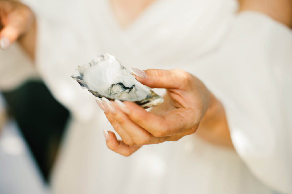 Bryllupsfoto i omgivelser som minner om vingård og landskap i Sør-Europa.