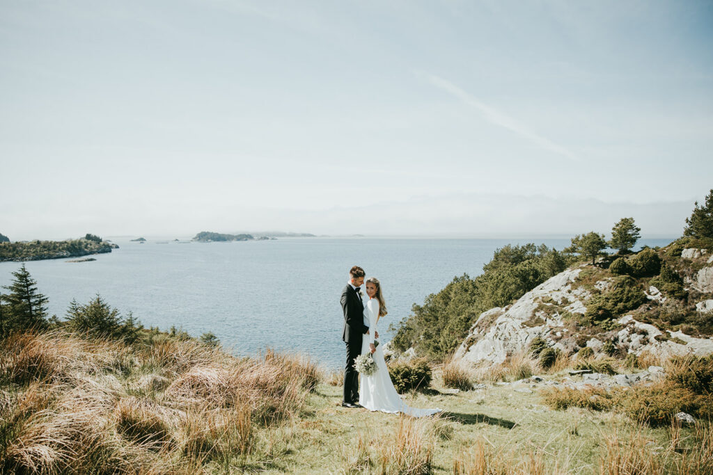Bryllaupsportrett av brudepar med havutsikt i Austevoll