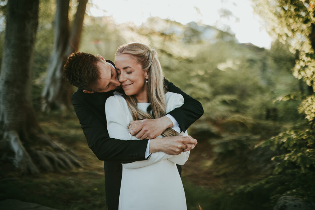 Brudepar fotografert i kveldslys i hagen på Bekkjarvik Gjestgiveri