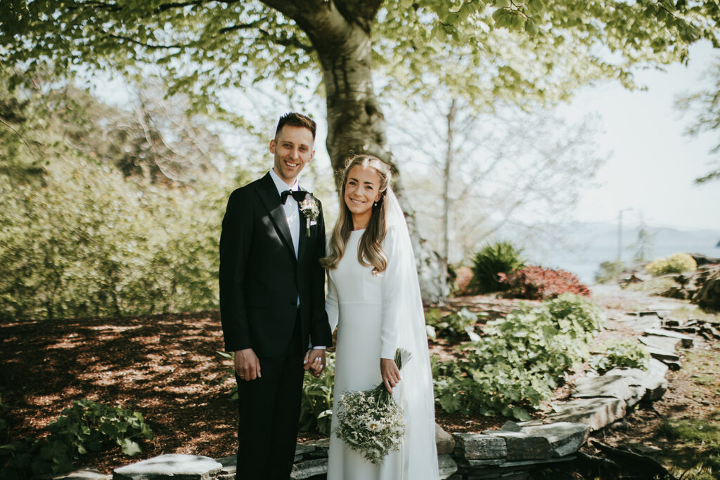 Brudepar fotografert i rosehagen på Bekkjarvik Gjestgiveri