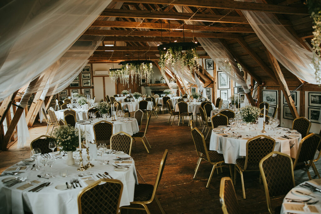 Bryllaupsmiddag og borddekking på Bekkjarvik Gjestgiveri