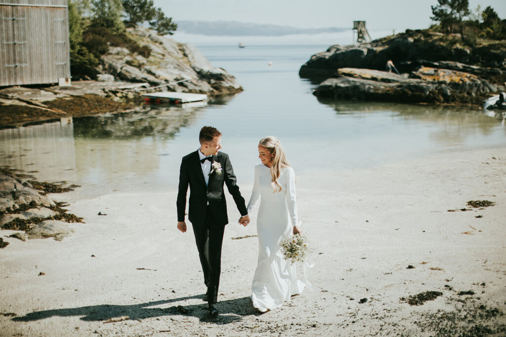 Bryllaupspar ved sjøen på Bekkjarvik Gjestgiveri